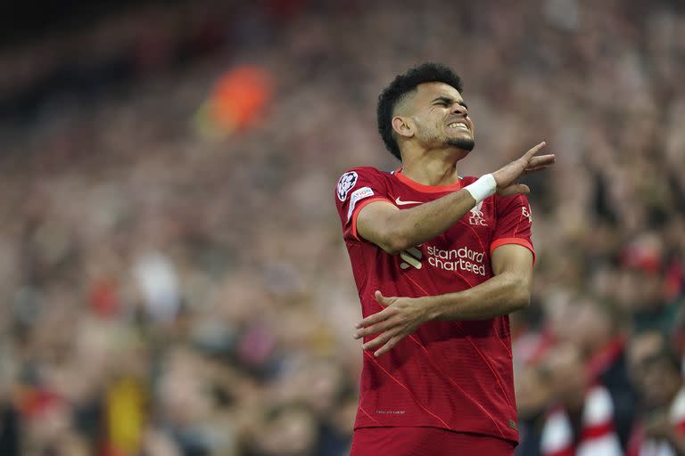 Luis Díaz del Liverpool reacciona tras desperdiciar una ocasión ante el Villarreal en las semifinales de la Liga de Campeones, el miércoles 27 de abril de 2022. (AP Foto/Jon Super)