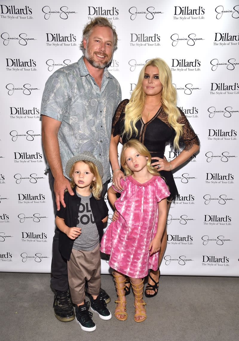 Jessica Simpson et son mari, Eric Johnson, et leurs deux enfants. Image via Getty Images.