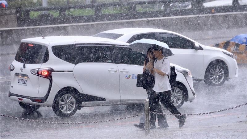 吳德榮提醒，北台灣未來幾日有機會出現局部陣雨或雷雨。（圖／記者鄭孟晃攝影）