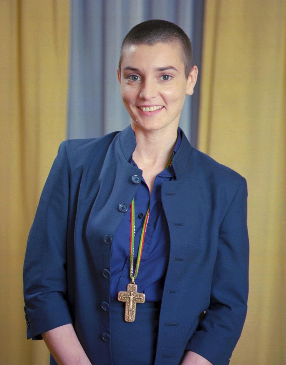 FILE - Singer Sinead O'Connor poses for a photo in New York, June 5, 2000. O’Connor, the gifted Irish singer-songwriter who became a superstar in her mid-20s but was known as much for her private struggles and provocative actions as for her fierce and expressive music, has died at 56. The singer's family issued a statement reported Wednesday by the BBC and RTE. (AP Photo/Jim Cooper, File)