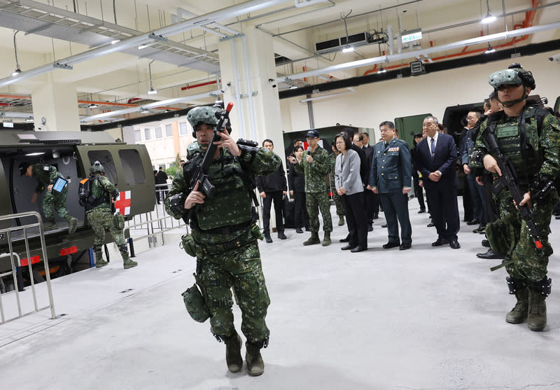 蔡總統視察國防醫戰傷訓練大樓（2） 國防醫學院衛勤訓練中心「戰術戰傷及災難事故救護 訓練大樓」4日啟用，總統蔡英文（後右4）前往視 導，觀看國軍進行救護運輸載具演練。 中央社記者裴禛攝  112年12月4日 