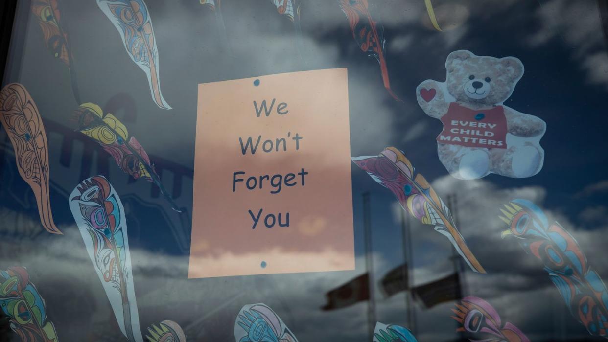 «Wir werden Euch nicht vergessen» steht auf einem Plakat im Fenster einer Schule in British Columbia, nachdem dort die Überreste von 215 Kindern gefunden worden waren. Nun sind in Zentralkanada 751 unmarkierte Gräber entdeckt worden.