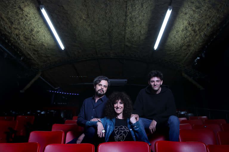 El director Sebastián Irigo, junto a Julia Zenko y Máximo Meyer