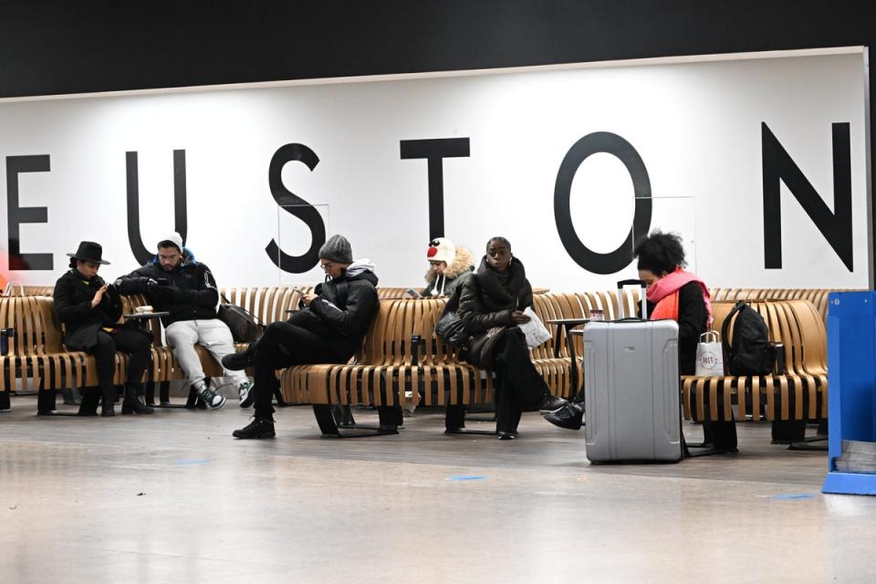 Commuters at Euston station (Jeremy Selwyn)