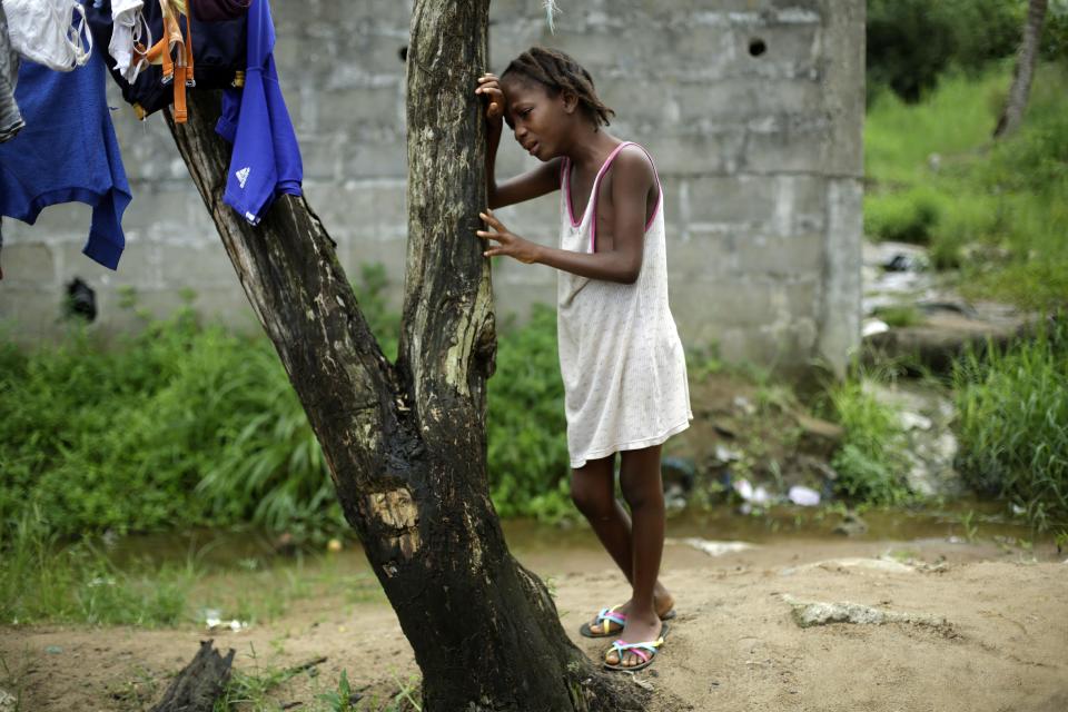 La pequeña Mercy Kennedy de 9 años llora la muerte de su madre sin que ningún vecino se atreva a consolarla. (AP Photo/Jerome Delay)