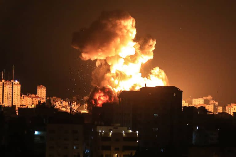 Un edificio golpeado por un ataque aéreo israelí en la Franja de Gaza