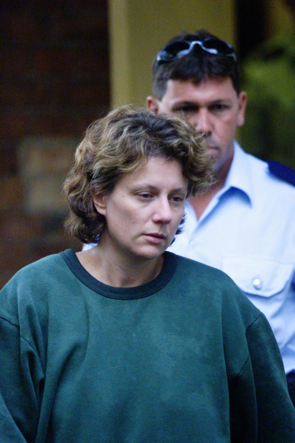 澳洲女子福比格（Kathleen Megan Folbigg）2003年被控殺害自己4名孩子，20年後案情逆轉。此為2004年時福比格出庭資料畫面。 圖片來源：Fairfax Media/ Getty Images 
