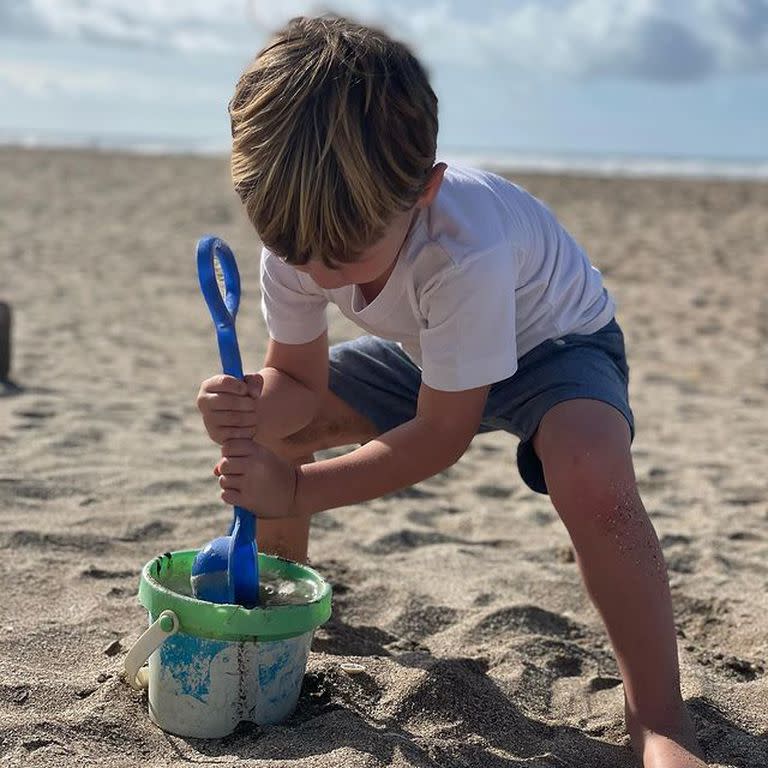 Otto jugando en la playa