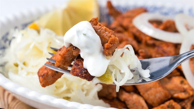 Seasoned chicken with tzatziki and cabbage 
