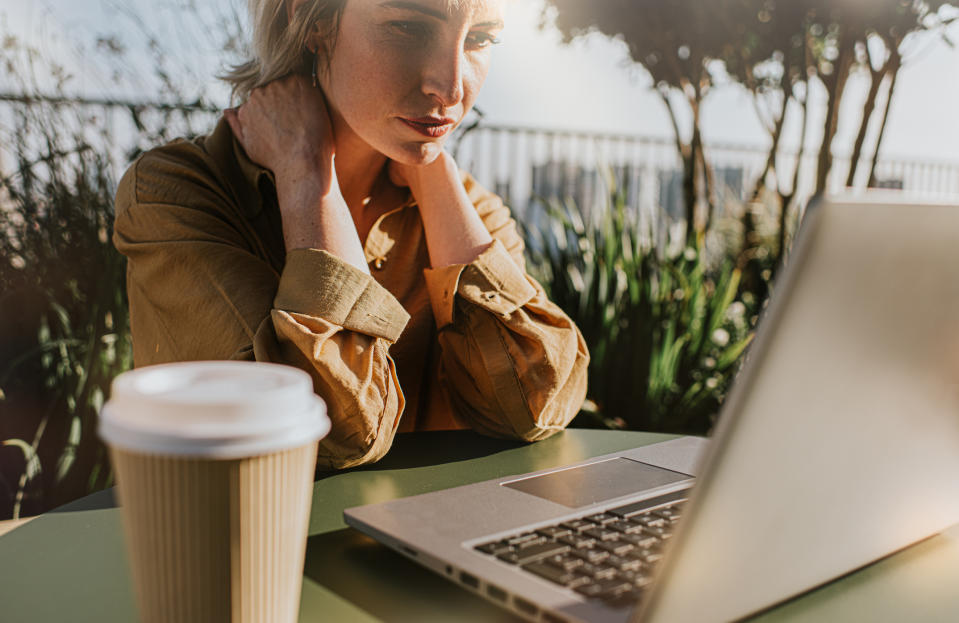 Kündigen per E-Mail? Lest hier, warum das bei Arbeitsverträgen nicht wirksam ist.  - Copyright: Getty Images/ Catherine Falls Commercial