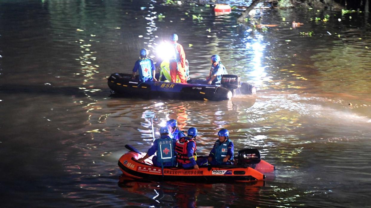 Rettungshelfer suchen im südchinesischen Touristenort Guilin nach weiteren Vermissten. Foto: Zhou Hua/XinHua