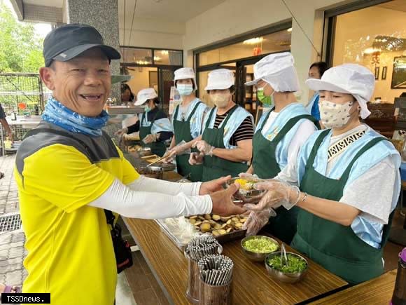 現煮素麵受到香客喜愛。(圖：頂新和德文教基金會提供)