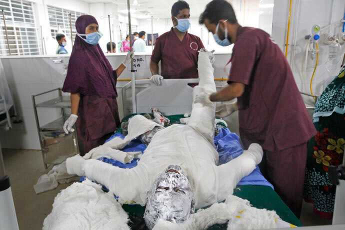 多達數十人被緊急送往達卡國立燒傷整形外科專門醫院接受治療。（圖／AP）