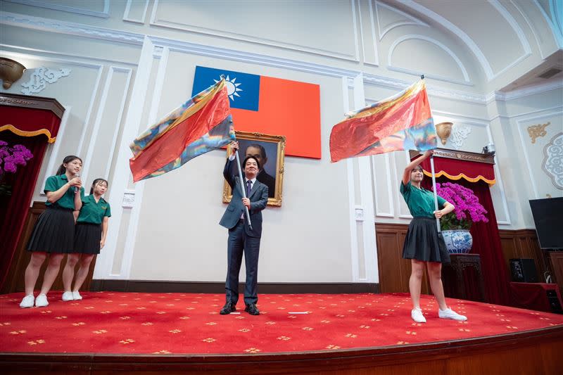 賴清德總統今（20）日上午接見「北一女樂儀旗隊赴加拿大藝術文化演出學生」暨授旗儀式。（圖／總統府提供)