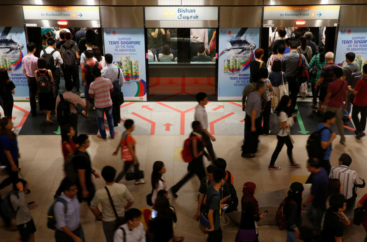 People embark an SMRT train during morning rush hour in Singapore July 19, 2016. REUTERS/Edgar Su