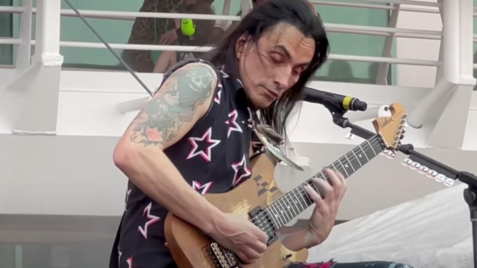  Nuno Bettencourt performs the solo to Rise live for the first time as Extreme play the Monsters of Rock Cruise 2023 