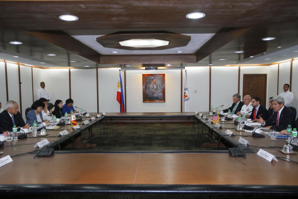 U.S. Secretary of State John Kerry meets with Philippines' Foreign Secretary Albert del Rosario (L) in Manila December 17, 2013. (REUTERS/Brian Snyder)