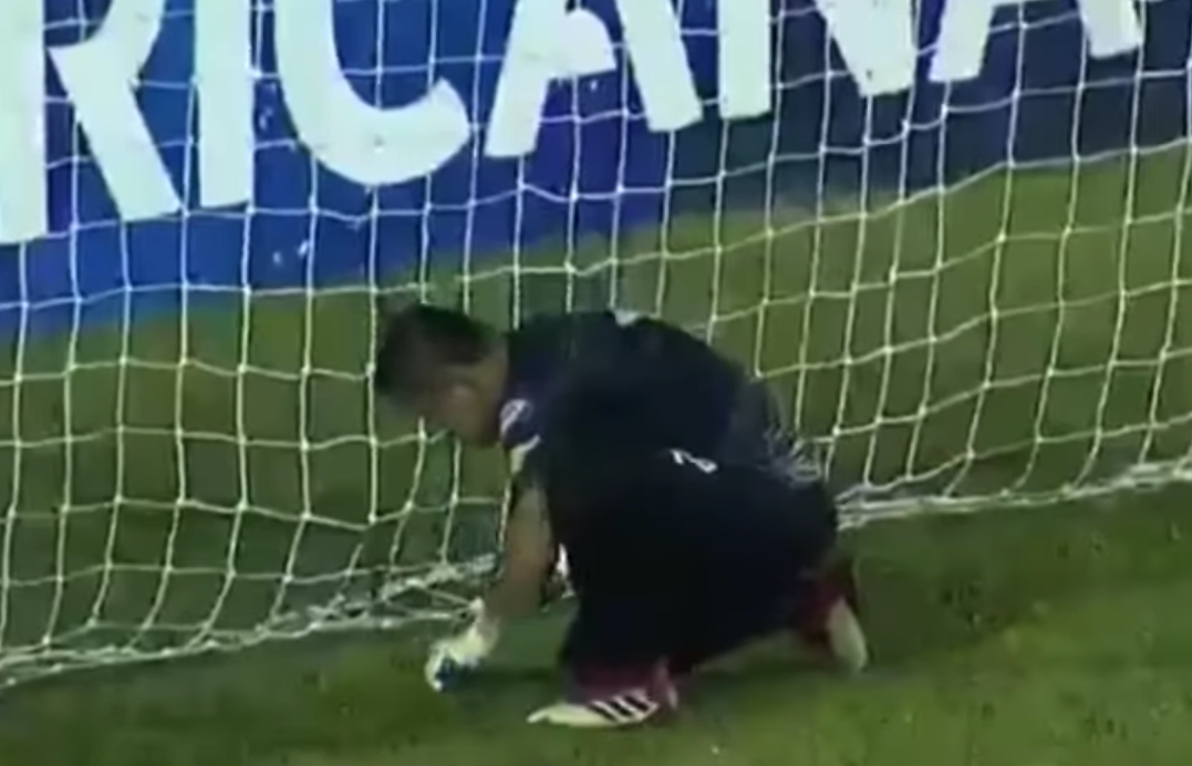 Luis Fernando Cárdenas, portero de Guabirá, come pasto después de hacer una atajada en Copa Sudamericana. Foto: captura de pantalla <a href="https://www.youtube.com/watch?v=ybvzn5lemqY" rel="nofollow noopener" target="_blank" data-ylk="slk:YouTube Futboleros 2018;elm:context_link;itc:0;sec:content-canvas" class="link ">YouTube Futboleros 2018</a>