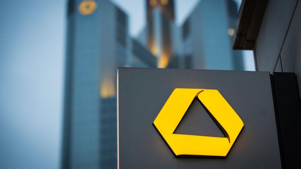 Bei der Commerzbank müssen überraschend der Posten des Vorstandschefs und der Aufsichtsratsvorsitz neu besetzt werden.