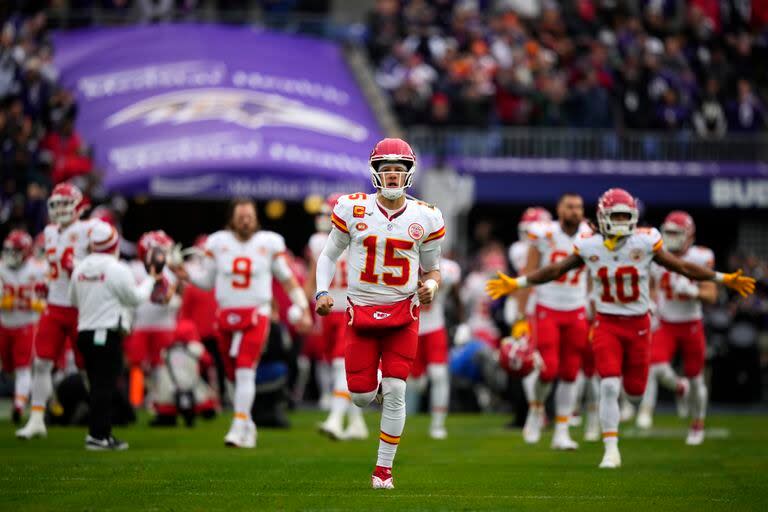 Patrick Mahomes (15), mariscal de campo de Kansas City de 28 años, parece ir camino a igualar o superar al mejor de todos los tiempos, Tom Brady.