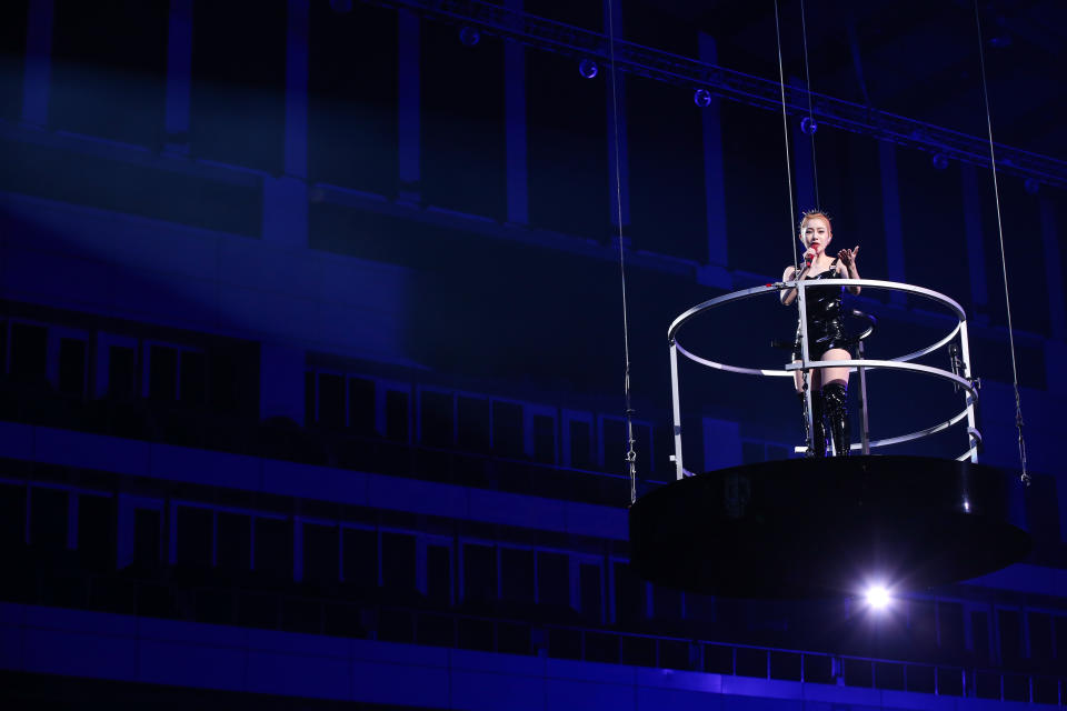 Yuki徐懷鈺乘著懸浮圓盤在小巨蛋8公尺高的空中移動到二樓後方觀眾席。