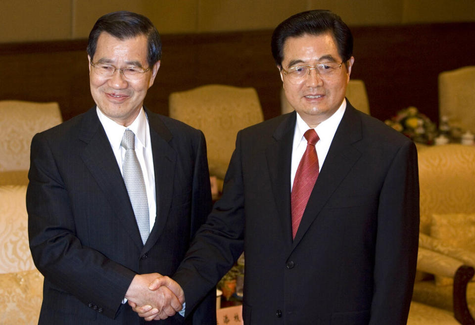 蕭萬長以兩岸共同市場基金會董事長的身分，於2008年與時任中國國家主席胡錦濤在中國海南舉行的博鰲論壇會面。（圖／美聯社）