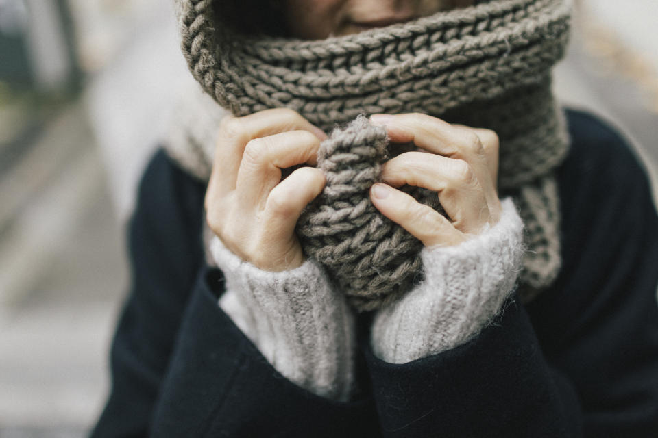 Winterkleidung sieht oft weicher aus, als sie ist - doch es gibt Tricks, mit denen kratzige Wolle wieder geschmeidig wird  (Bild: Getty Images)