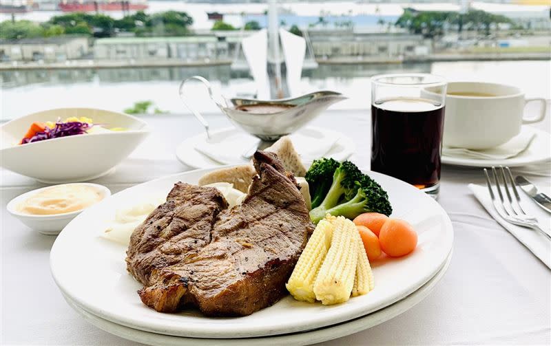 專案包含魅麗海中庭餐廳雙人排餐。（圖／業者提供）