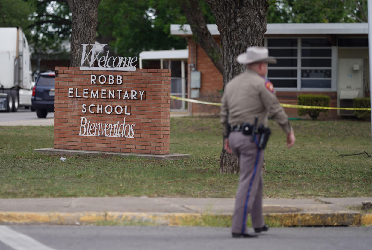 An officer walks outside of Robb Elementary School (Allison Dinner / AFP via Getty Images)