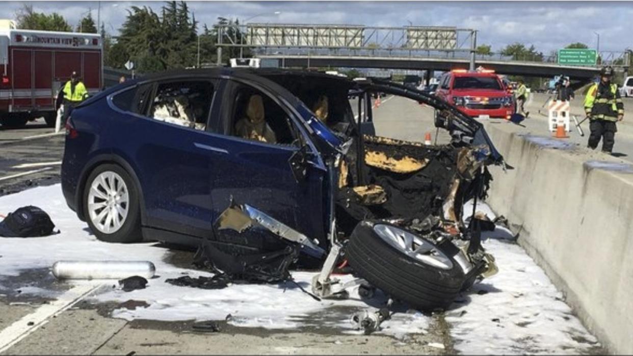 Das Videostandbild zeigt die Unfallszene vom 23.03.2018 in Kalifornien mit einem Tesla-Elektroauto auf dem Highway 101 bei Mountian View.