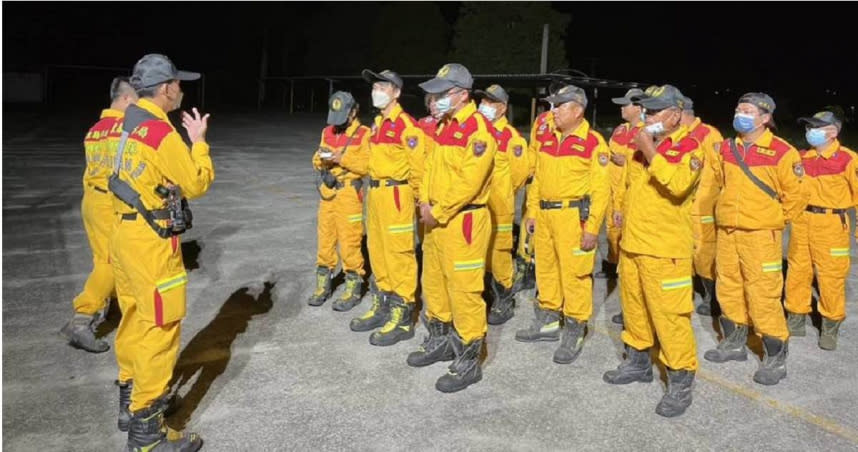 台東17日晚上9點41分發生芮氏規模6.4地震，台東警消、義消、特搜、國際救難總隊等單位共24人也在17日深夜11點59分到達關山消防大隊報到待命。（讀者提供／蔡旻妤台東傳真）