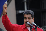 Venezuela's President Nicolas Maduro holds a crucifix as he speaks during a pro-government rally at Miraflores Palace in Caracas, Venezuela October 25, 2016. REUTERS/Carlos Garcia Rawlins