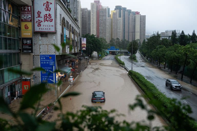 Los automovilistas fueron sorprendidos por la rapidez de la inundación y quedaron varados en medio de las calles llenas de agua
