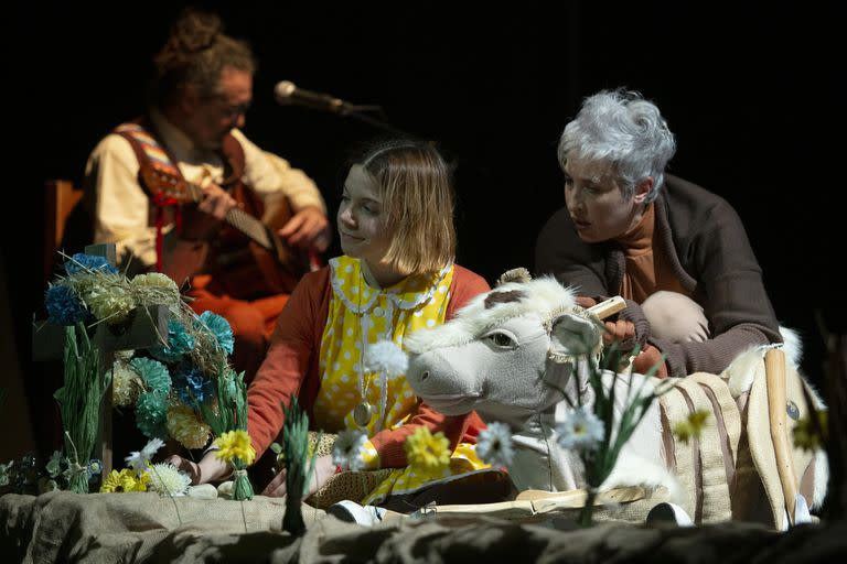 Escena de Ana y Wiwi con la titiritera Daniela Fiorentino, la actriz Luciana Grasso y el músico Yacaré Manso