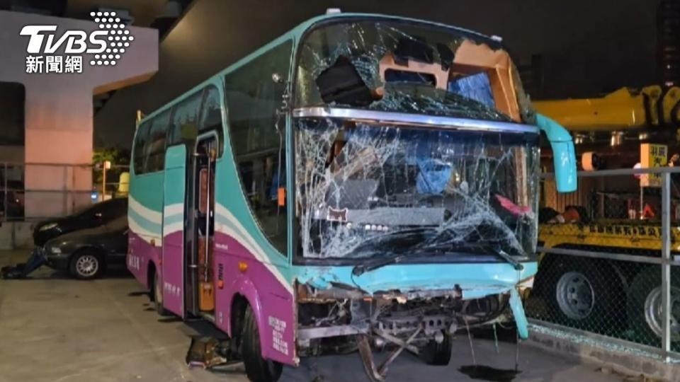 昨（11）日晚間7時許，康橋國際學校校車在北市文山隧道發生翻覆事故。（圖／TVBS）