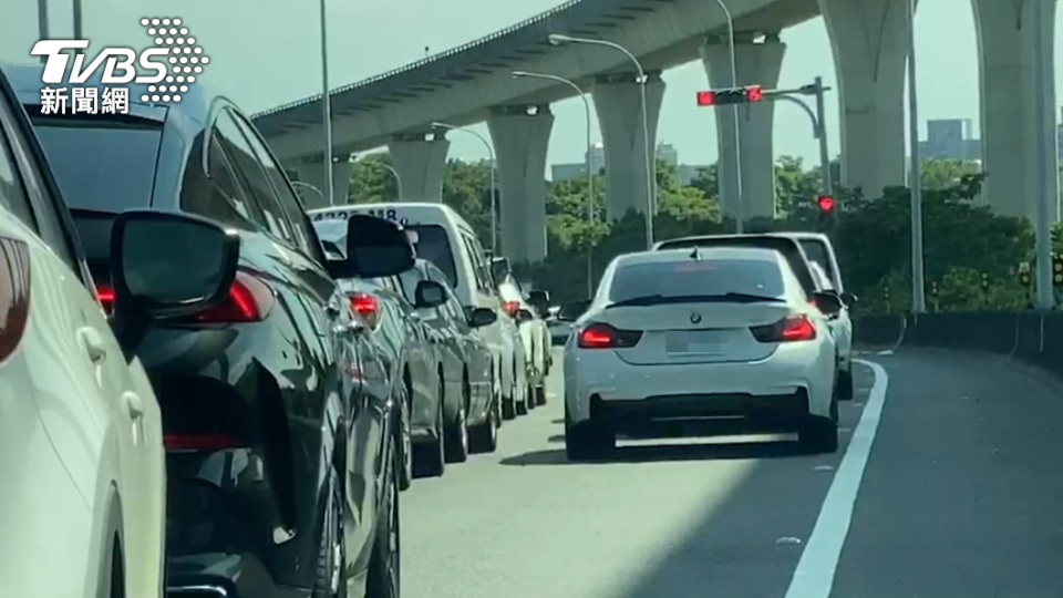 端午連假首日國道湧入車潮。（圖／TVBS）