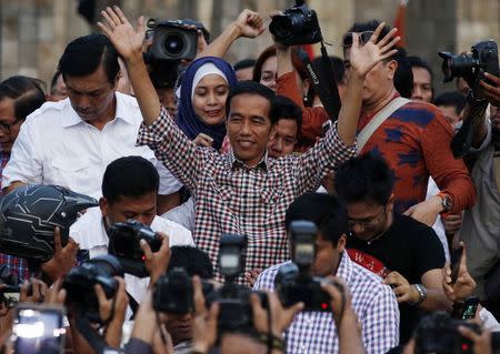 Indonesian presidential candidate Joko "Jokowi" Widodo gestures during a rally in Proklamasi Monument Park in Jakarta July 9, 2014. REUTERS/Darren Whiteside