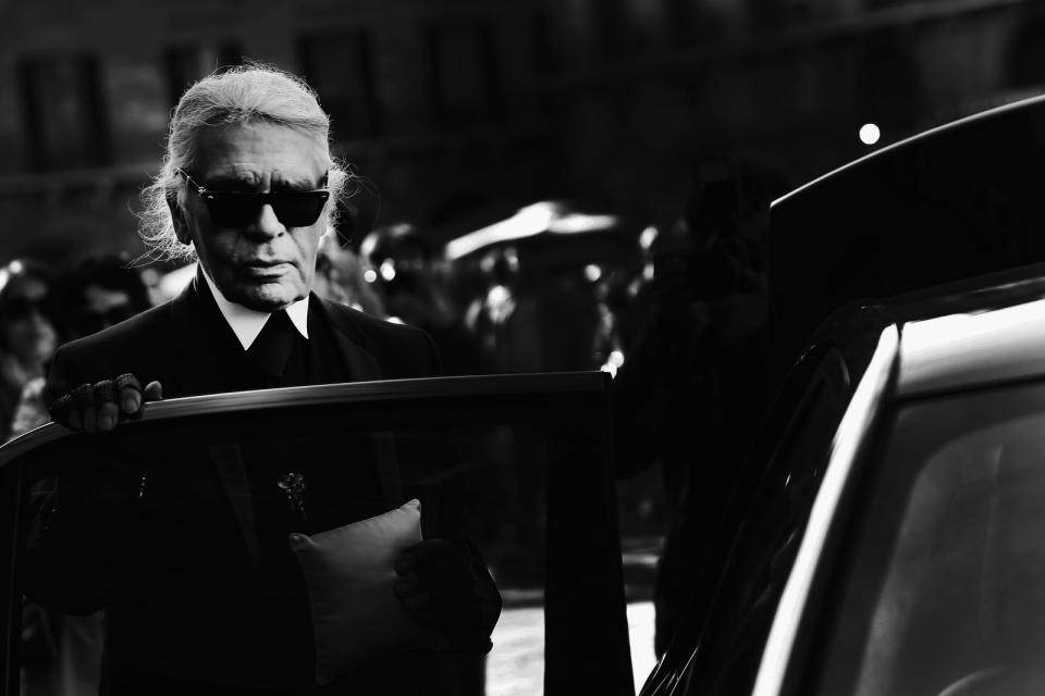 Doch der im Februar 2019 verstorbene Lagerfeld war noch viel mehr: Dass er 2005 mit dem Bambi für die "kreative Inszenierung seines eigenen Lebens als ästhetisches Gesamtkunstwerk" prämiert wurde, sagt eigentlich (fast) alles. (Bild: Vittorio Zunino Celotto/Getty Images for Conde' Nast International Luxury Conference)