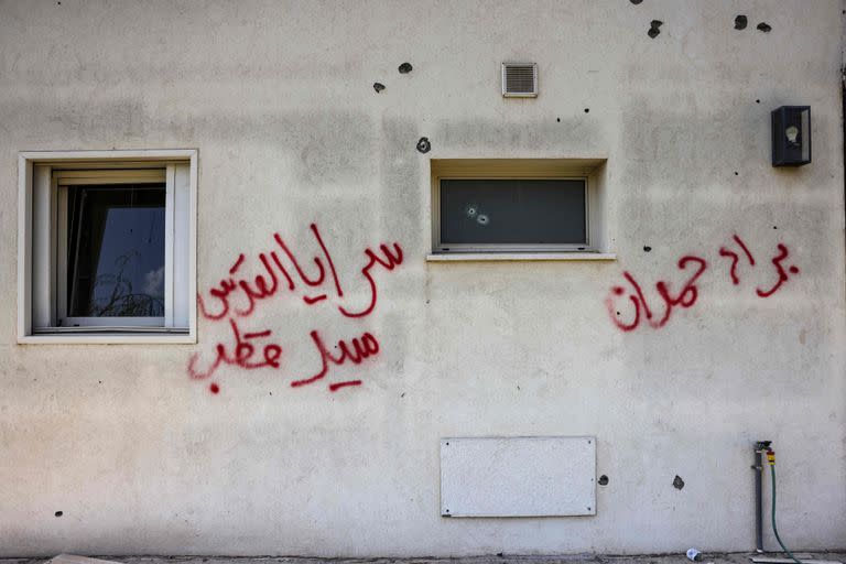 Graffitis pintados en una casa del kibutz Be'eri. (RONALDO SCHEMIDT / AFP)