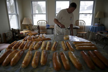 U.S. Republican presidential candidate Michael Petyo bakes goods to raise money to support his church at a home in Portage, Indiana, November 12, 2015. REUTERS/Jim Young