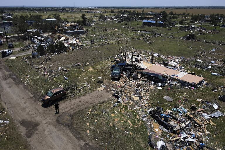 Casas destruidas tras el paso de un tornado mortal la noche anterior, el domingo 26 de mayo de 2024, en Valley View, Texas.