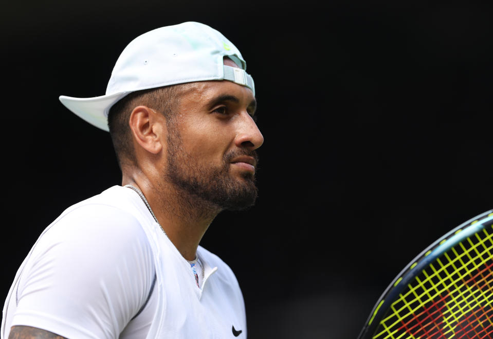 LONDRES, INGLATERRA - 04 DE JULIO: Nick Kyrgios de Australia durante su partido de la cuarta ronda de caballeros contra Brandon Nakashima de los Estados Unidos el día ocho del Campeonato de Wimbledon 2022 en el All England Lawn Tennis and Croquet Club el 4 de julio de 2022.  Inglaterra.  (Foto de Rob Newell – Camerasport a través de Getty Images)