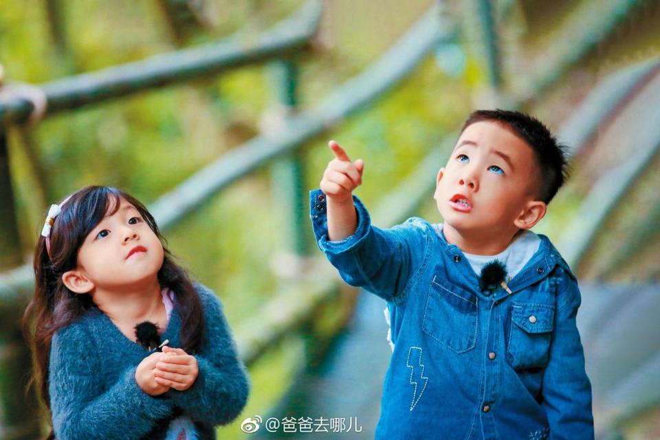 Jasper與劉畊宏的女兒小泡芙感情很好，兩小無猜超可愛。（翻攝自《爸爸去哪兒》微博）