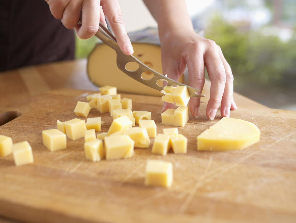 Nicht jeder Käse ist gesund: Worauf man beim Einkauf achten sollte (Bild: Getty Images/Philippe Desnerck)