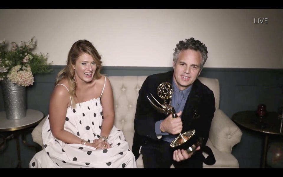 La doble actuación de Mark Ruffalo en 'La innegable verdad' le valió un Emmy en la categoría de mejor actor en una miniserie, premio que recogió acompañado de su mujer: Sunrise Coigney. (Foto: ABC / Getty Images)