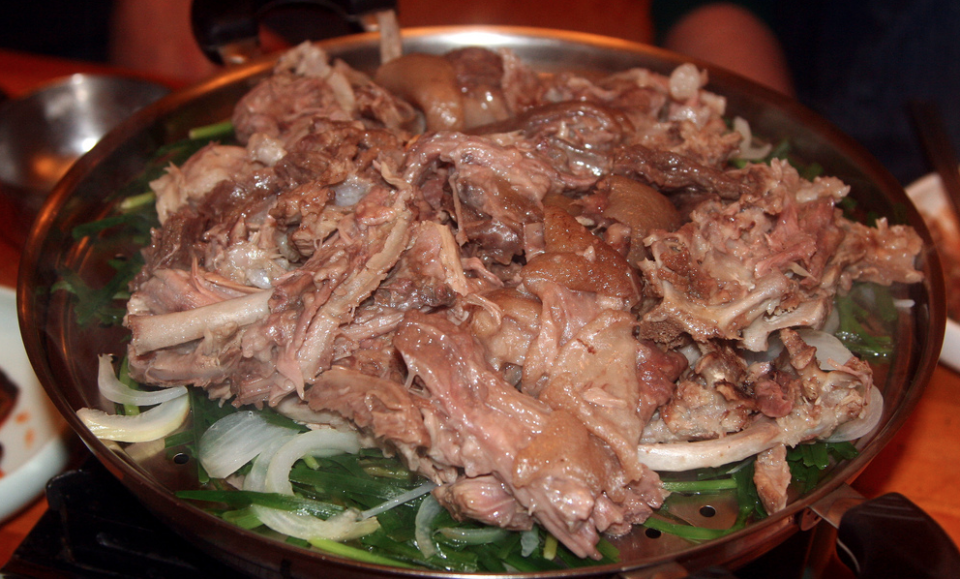 El gaegogi, un plato a base de carne de perro.
