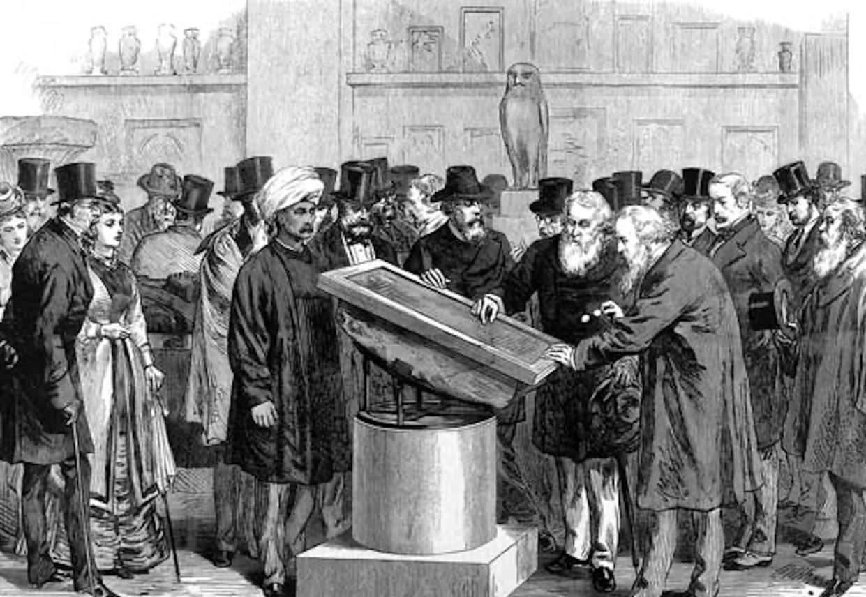 Varios expertos examinan la piedra de Rosseta durante el Congreso de Orientalistas celebrado en Londres en 1874. La ilustración fue publicada en el semanario _Illustrated London News_. <a href="https://commons.wikimedia.org/wiki/File:Rosetta_Stone_International_Congress_of_Orientalists_ILN_1874.jpg" rel="nofollow noopener" target="_blank" data-ylk="slk:Wikimedia Commons;elm:context_link;itc:0;sec:content-canvas" class="link ">Wikimedia Commons</a>