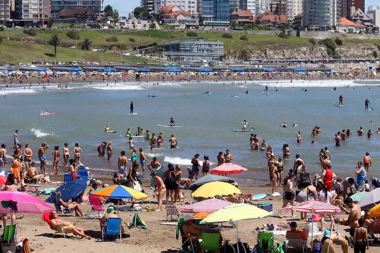 Fin de semana largo en Mar del Plata, protesta de ambientalistas , playa y llegada de turistas a la Felíz