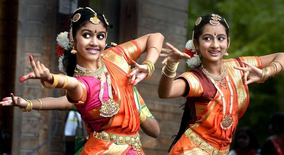Saumya Vithalkar, left, and Sahana Devaraj perform Mahaganapathim during the Diwali celebration at Koka Booth Amphitheatre in Cary in 2015. This year’s Hum Sub Diwali Festival is Oct. 8.