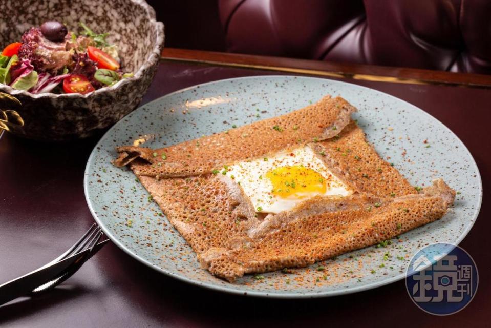 「布列塔尼蕎麥煎餅附沙拉」起源於布列塔尼地區，以蕎麥麵皮包裹火腿、雞蛋。（460元／份）